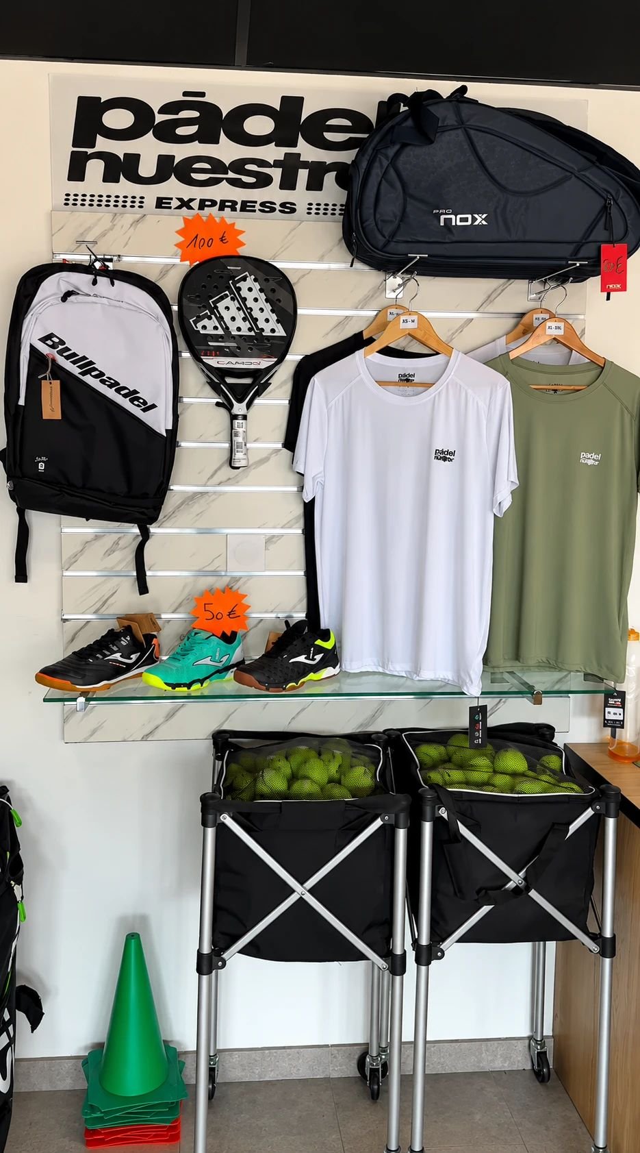 Présentoir du pro-shop My Sport Center avec raquettes, sacs et balles de padel